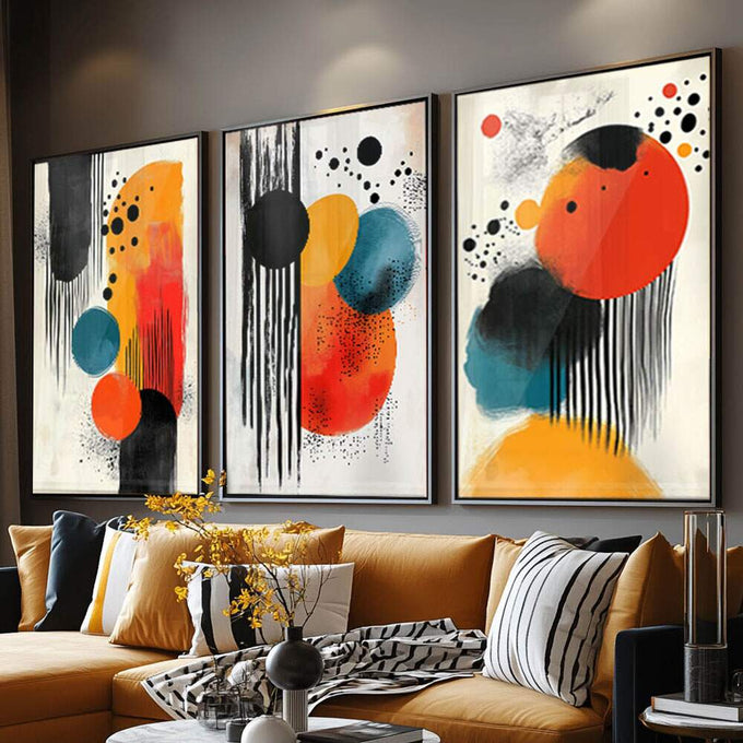 Energia Abstrata: Quadro Decorativo em Painéis de Cores Vibrantes | quadros decorativos para sala | Triptco abstrato com círculos vibrantes em vermelho, azul e preto com linhas verticais | Porao dos Quadros