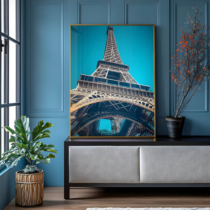 Torre Eiffel vista de baixo em estrutura de ferro contra céu azul turquesa em Paris, quadro decorativo