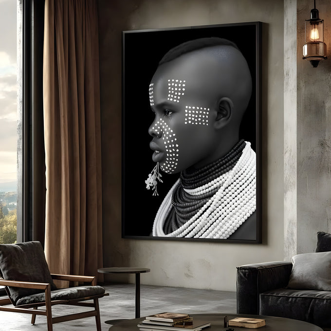 Retrato africano de perfil com pintura facial de pontos brancos e colares de miçangas, quadro decorativo