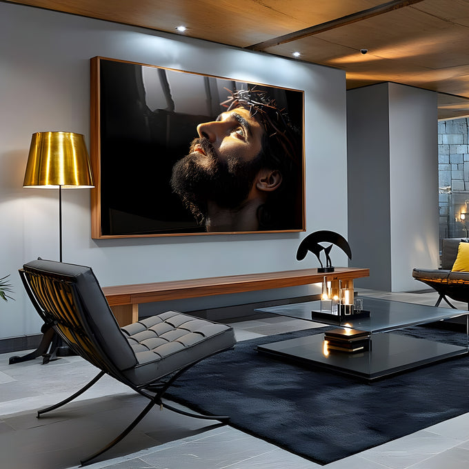 Rosto de Jesus com coroa de espinhos olhando para o céu, luz dourada e fundo preto, quadro decorativo