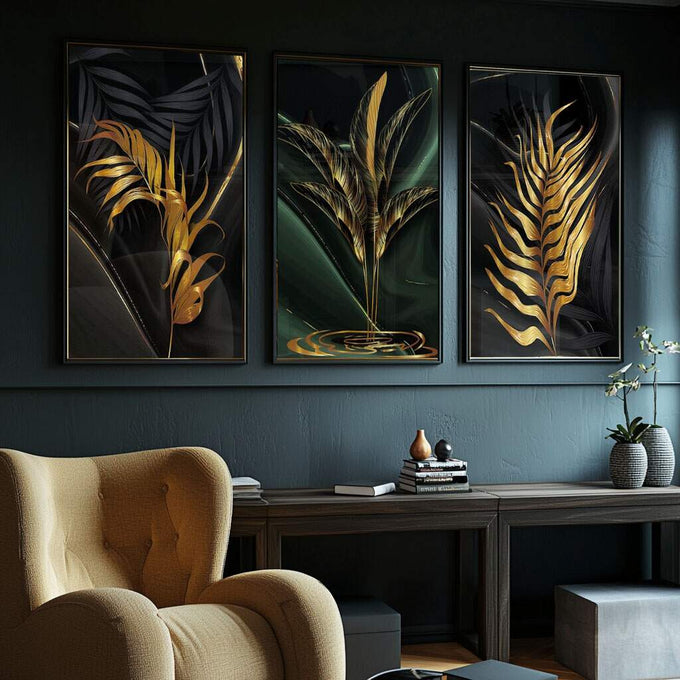 Quadro Decorativo: Luxo de Folhas Tropicais Douradas | quadros decorativos para sala | Três painéis com folhas tropicais em dourado luminoso sobre fundo preto profundo com detalhes precisos. | Porao dos Quadros
