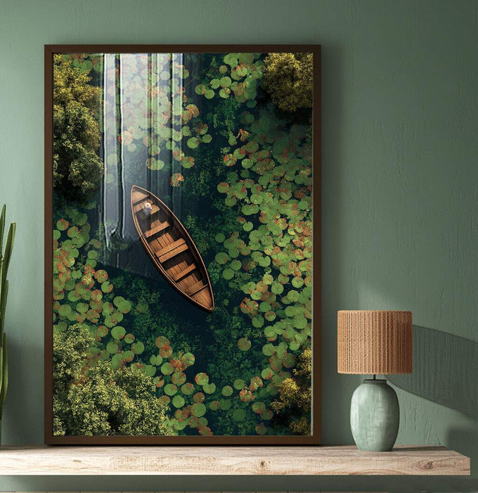 Quadro Decorativo Lago Sereno | quadros decorativos para sala | Barco de madeira em lago com nenúfares verdes e bege em perspectiva aérea | Porao dos Quadros