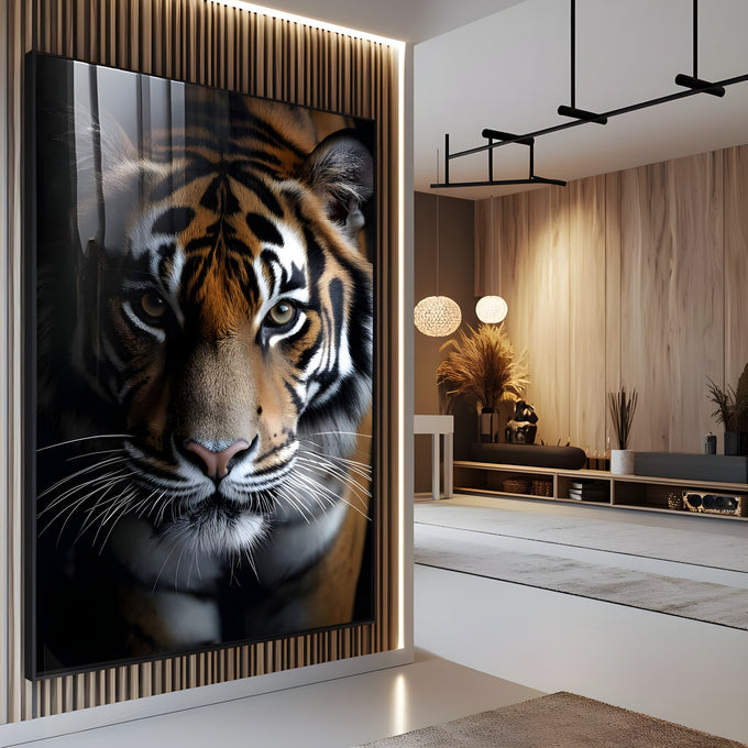 Rosto de tigre de frente com listras pretas e laranja e olhar intenso sobre fundo escuro, quadro decorativo