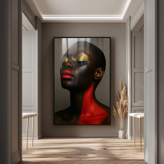 Quadro Decorativo Retrato da Resistência | quadros decorativos para sala | Retrato feminino com pele escura, ouro nos olhos, lágrimas azuis e boca vermelha em composição artística. | Porao dos Quadros
