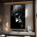 Rosto de Jesus de perfil com coroa de espinhos e olhos fechados em preto e branco, quadro decorativo