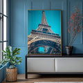 Quadro Decorativo Premium A Imponência da Torre Eiffel | quadros decorativos para sala | Torre Eiffel em perspectiva vertiginosa com céu turquesa vibrante e moldura dourada | Porao dos Quadros
