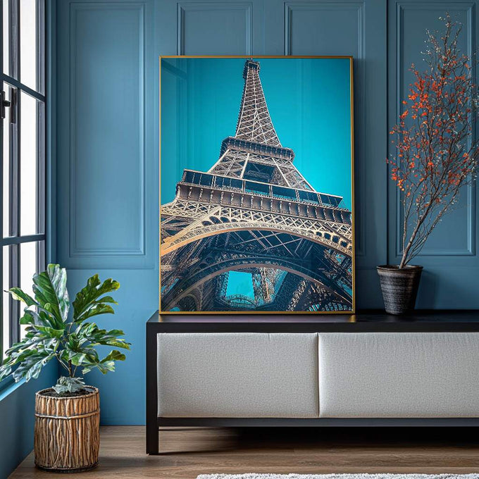 Quadro Decorativo Premium A Imponência da Torre Eiffel | quadros decorativos para sala | Torre Eiffel em perspectiva vertiginosa com céu turquesa vibrante e moldura dourada | Porao dos Quadros