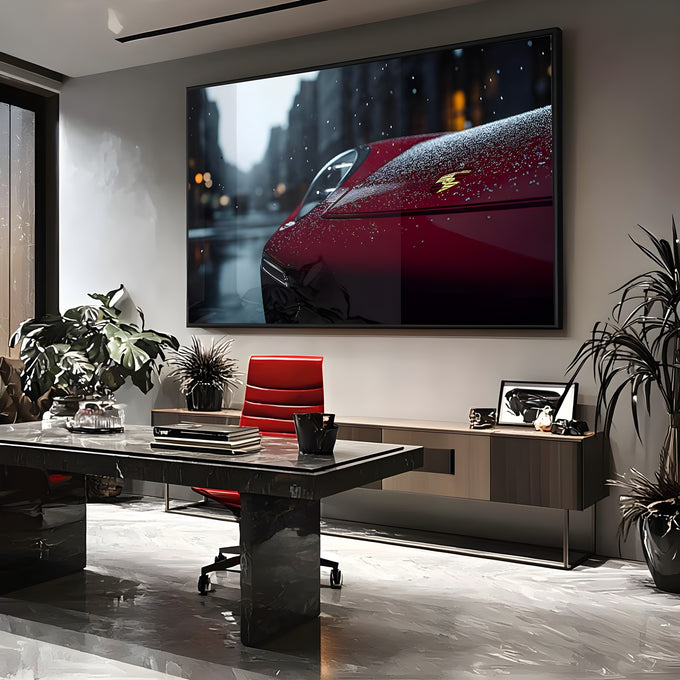 Frente de Porsche vermelho com gotas de chuva e rua urbana desfocada ao fundo, quadro decorativo