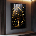 Árvore dourada de tronco torcido com copa de borboletas douradas em fundo preto, quadro decorativo