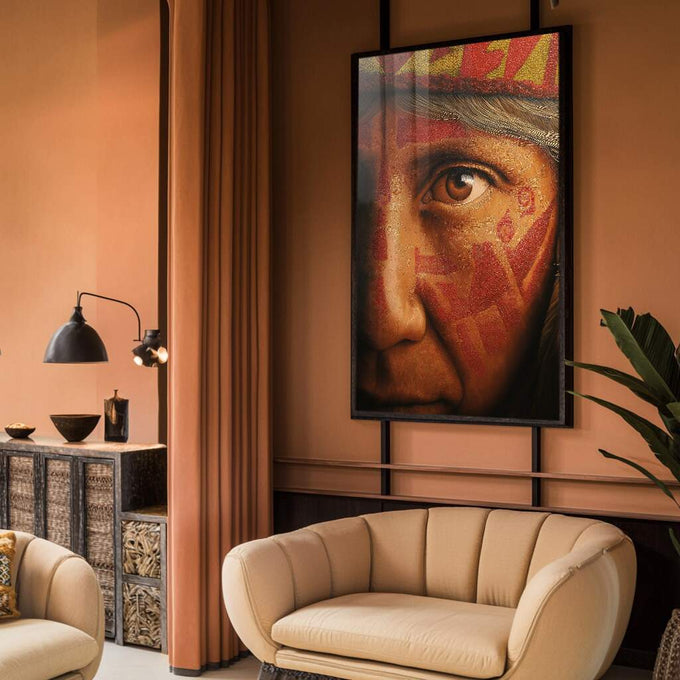 Quadro Decorativo - Rosto Ancestral Arte da Conexão Humana | quadros decorativos para sala | Rosto com padrão geométrico em vermelho e dourado, fusão de figuração e abstração | Porao dos Quadros