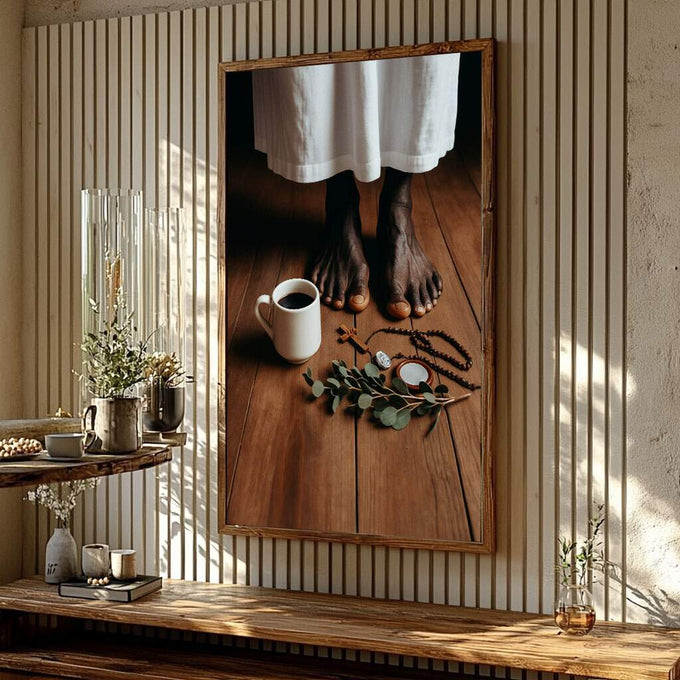 Quadro Decorativo Serenidade e Contemplação | quadros decorativos para sala | Pés descalços cobertos por linho branco em madeira, com café fumegante e objetos rituais | Porao dos Quadros