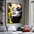 Retrato de mulher com óculos redondos em pontilhado preto e branco sobre fundo amarelo, quadro decorativo