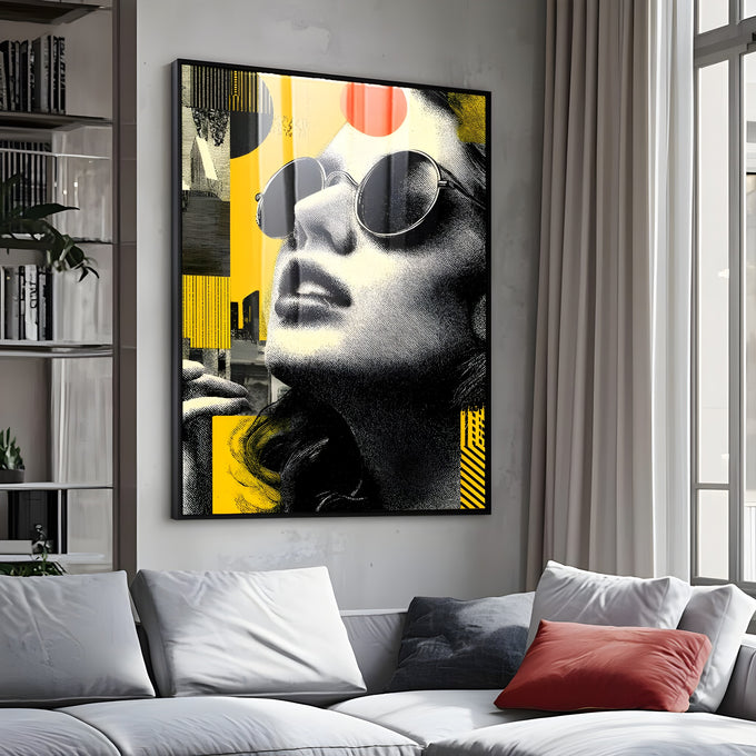 Retrato de mulher com óculos redondos em pontilhado preto e branco sobre fundo amarelo, quadro decorativo