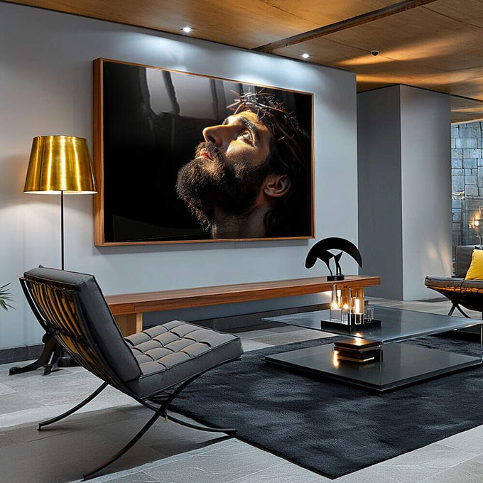 Quadro Decorativo - Reflexão em Tons Sombrios | quadros decorativos para sala | Homem em repouso contemplativo com coroa de espinhos, iluminação dourada em fundo escuro | Porao dos Quadros