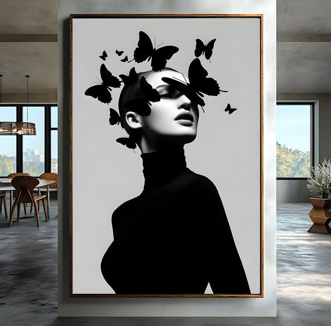 Mulher de gola alta preta com borboletas pretas cobrindo os olhos em fundo cinza claro, quadro decorativo