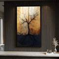 Árvore seca de tronco preto com raízes sobre fundo dourado craquelado, quadro decorativo