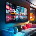Quadro Decorativo Noite Vibrante | quadros decorativos para sala | Cidade noturna com luzes néon em rosa, azul e dourado refletidas na água com bokeh desfocado. | Porao dos Quadros