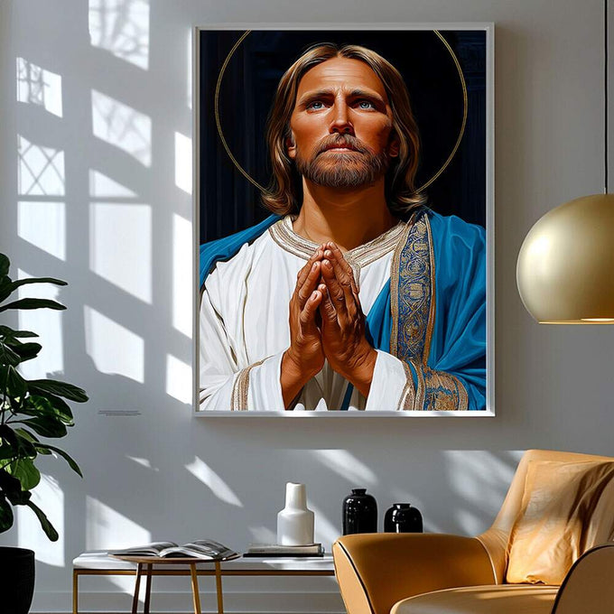 Quadro Decorativo Série de Oração: Religioso Serene | quadros decorativos para sala | Figura em oração com auréola dourada sobre fundo negro, vestes azuis e brancas em composição realista. | Porao dos Quadros