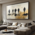 Quadro Decorativo Jornada com Silhuetas Elegantes | quadros decorativos para sala | Cinco silhuetas em preto caminhando sobre manchas abstratas em bege e dourado | Porao dos Quadros