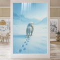 Quadro Decorativo Leão Branco na Neve | quadros decorativos para sala | Lobo branco caminhando na neve com pegadas deixadas atrás, paisagem gelada com montanhas ao fundo. | Porao dos Quadros