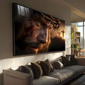 Rosto de Jesus Cristo em close com coroa de espinhos e cruzes ao fundo em tons marrom, quadro decorativo