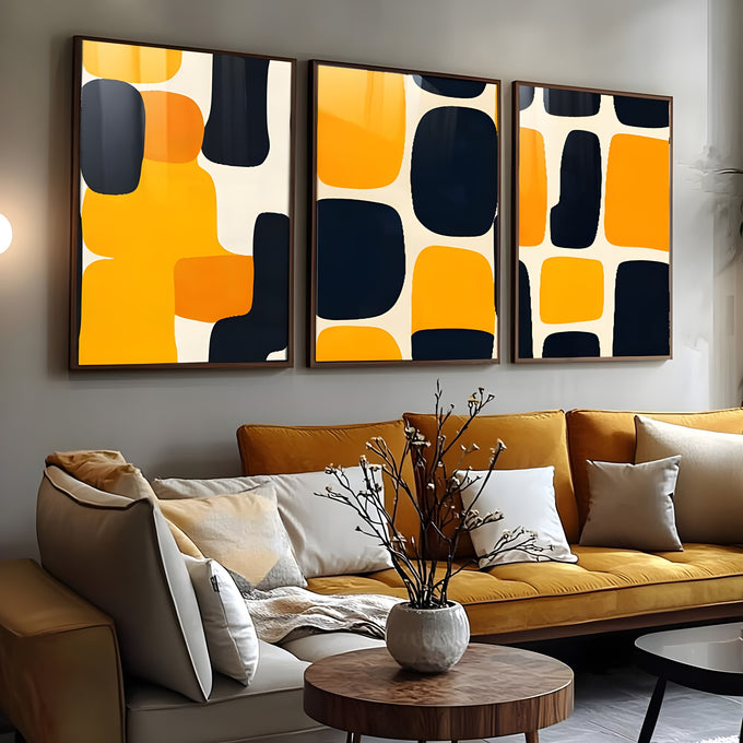 Trio de telas abstratas com blocos arredondados amarelos, laranja e pretos sobre creme, quadro decorativo