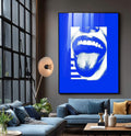 Quadro Decorativo Ousadia em Azul Vibrante | quadros decorativos para sala | Boca aberta em branco com tipografia em azul vibrante, técnica halftone pop art | Porao dos Quadros