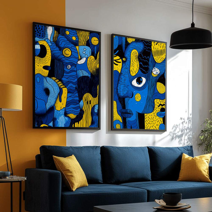 Quadro Decorativo Minimalista Fluído em Azul e Amarelo | quadros decorativos para sala | Faces abstratas azul e amarelo com padrões geométricos e olhos expressivos em composição vibrante | Porao dos Quadros