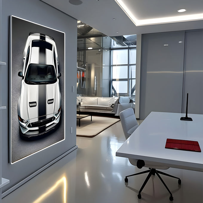 Mustang branco com faixas pretas de corrida visto de cima sobre fundo cinza escuro, quadro decorativo
