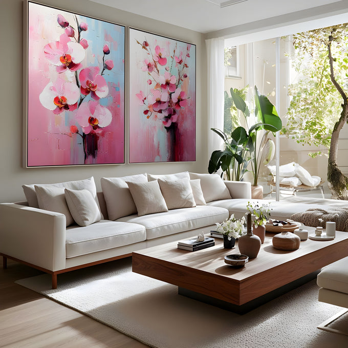 Duas telas com orquídeas rosa em pintura texturizada sobre fundo rosa e azul claro, quadro decorativo
