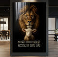 Quadro Decorativo Leão e Cordeiro | quadros decorativos para sala | Leão dourado com cordeiro branco em composição realista sobre fundo preto com frase inspiradora | Porao dos Quadros