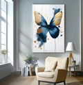 Borboleta azul de asas douradas com respingos de tinta azul e dourada sobre fundo branco, quadro decorativo