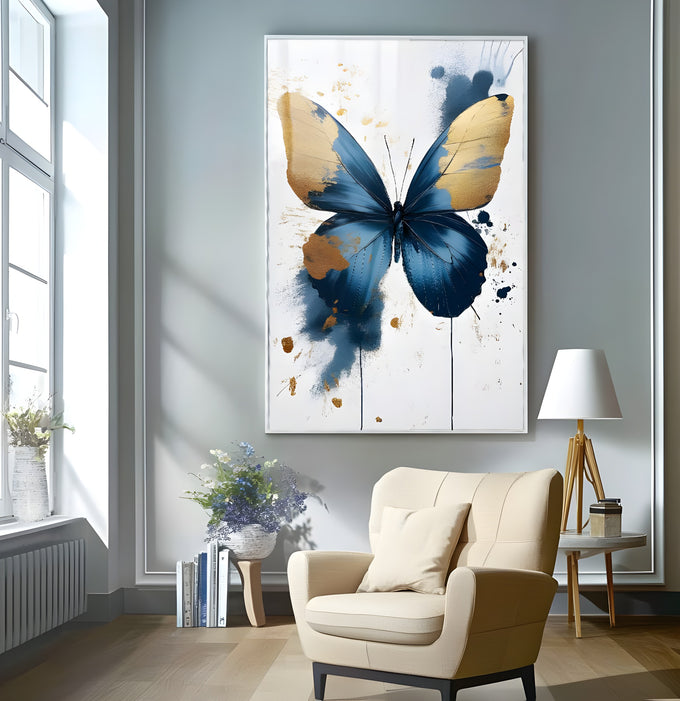 Borboleta azul de asas douradas com respingos de tinta azul e dourada sobre fundo branco, quadro decorativo