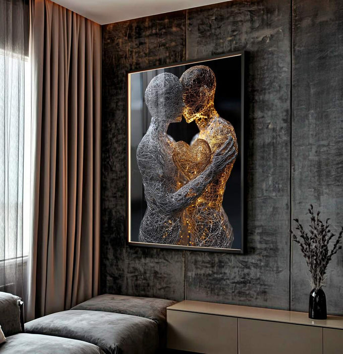 Quadro Decorativo Abraço da Alma Emocionante | quadros decorativos para sala | Casal abraçado em prata e ouro com coração brilhante no centro em composição luminosa. | Porao dos Quadros