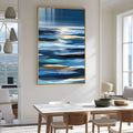 Mar abstrato em faixas onduladas azuis, turquesa e douradas com horizonte iluminado, quadro decorativo