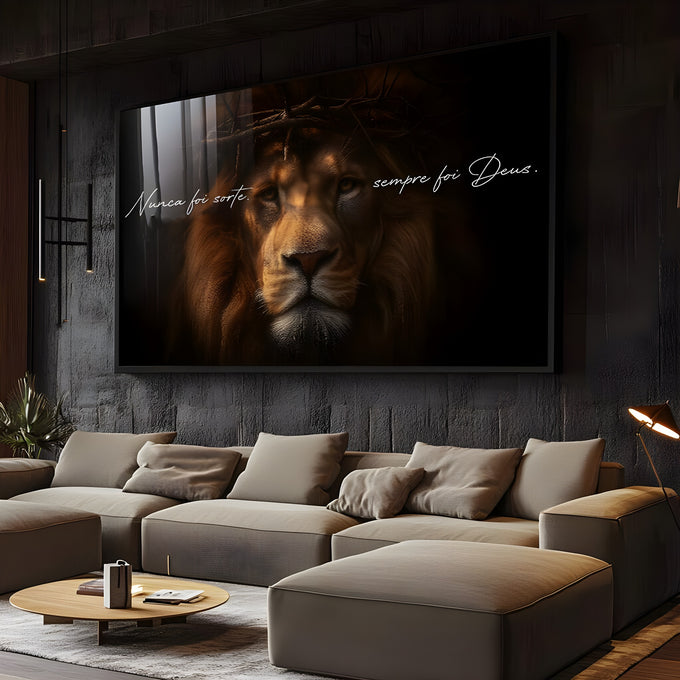 Leão de Judá com coroa de espinhos em fundo escuro e frase Nunca foi sorte sempre foi Deus quadro decorativo