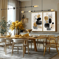 Formas orgânicas pretas, douradas e cinza com traços sobre fundo branco em duas telas, quadro decorativo