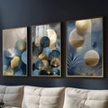 Tríptico abstrato com folhas de ginkgo, esferas douradas e tons de azul e cinza, quadro decorativo