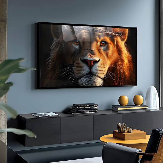 Rosto de leão em close com olhos âmbar e juba dourada sobre fundo escuro, quadro decorativo