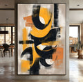 Pintura abstrata com curvas pretas e pinceladas amarelas e laranja sobre fundo claro, quadro decorativo