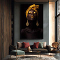 Quadro Decorativo Feminino Elegante | quadros decorativos para sala | Mulher com turbante dourado, pele iluminada e lábios dourados contra fundo preto absoluto. | Porao dos Quadros