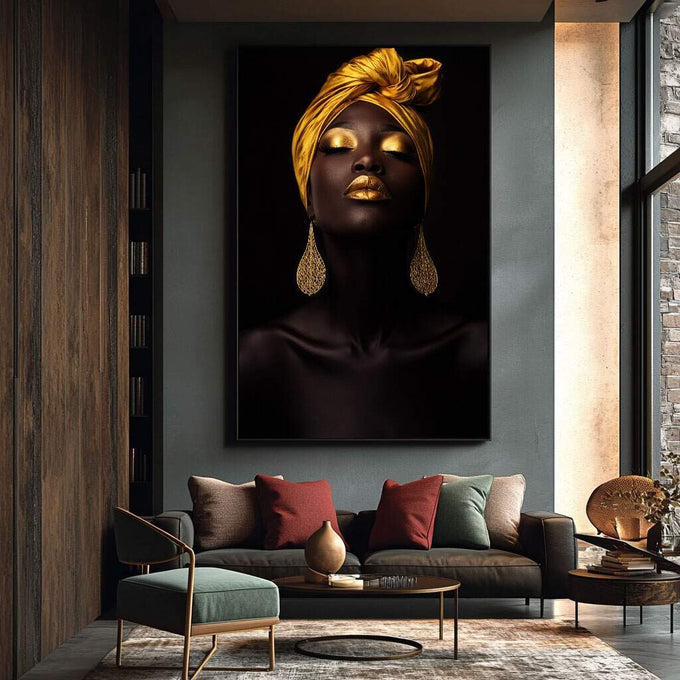 Quadro Decorativo Feminino Elegante | quadros decorativos para sala | Mulher com turbante dourado, pele iluminada e lábios dourados contra fundo preto absoluto. | Porao dos Quadros