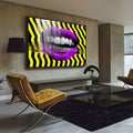 Boca roxa sorrindo com dentes em pop art sobre listras amarelas e pretas onduladas, quadro decorativo