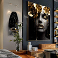 Quadro Decorativo - Rosto de Ouro | quadros decorativos para sala | Rosto feminino em preto e branco com flores douradas e pétalas em composição luxuosa. | Porao dos Quadros