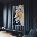 Quadro Decorativo Leão Dourado Majestoso | quadros decorativos para sala | Leão majestoso em perfil com juba em tons de preto, branco e dourado em composição realista | Porao dos Quadros