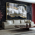 Quadro Decorativo Escultura de Cavalo Branco em Movimento | quadros decorativos para sala | Cavalo branco em relevo galopando com detalhes dourados sobre fundo de mármore preto | Porao dos Quadros
