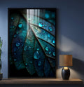 Macro de folha azul e verde com veios escuros e gotas de água brilhantes, quadro decorativo