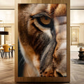 Close do olho âmbar de um leão com pelagem marrom e dourada em fotografia realista, quadro decorativo