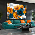 Flores grandes laranja, azul petróleo e brancas com folhas sobre fundo claro, quadro decorativo