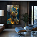 Quadro Feminino Azul e Dourado - Poder e Beleza | quadros decorativos para sala | Mulher com rosto e corpo cobertos em padrões geométricos dourados e azuis vibrantes com ornamentos | Porao dos Quadros